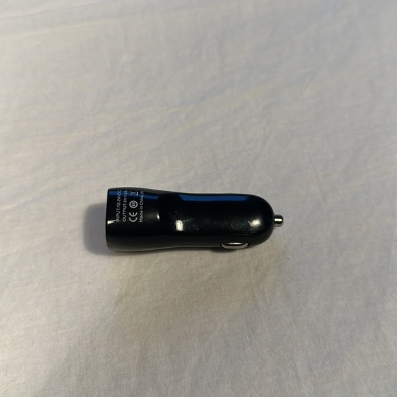 Iessentials Vehicle Charging plug - Picture 3 of 3